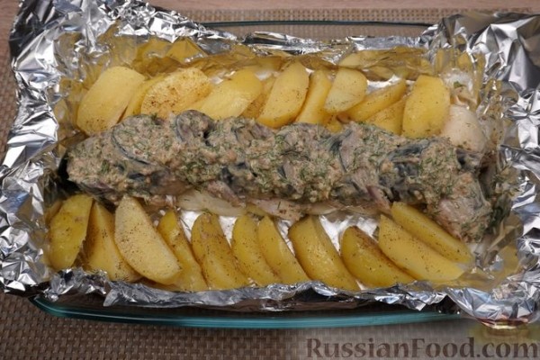 Скумбрия в горчично-сметанном маринаде, запечённая с картофелем