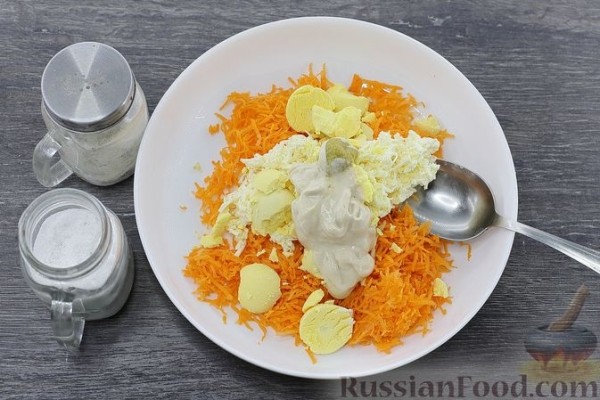 Яйца, фаршированные морковью и плавленым сыром