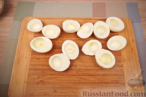 Запечённые яйца, фаршированные ветчиной