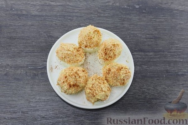 Яйца, фаршированные морковью и плавленым сыром