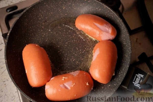 Сосиски, фаршированные сыром, жаренные на сковороде