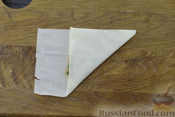 Треугольники из теста фило, с чечевицей