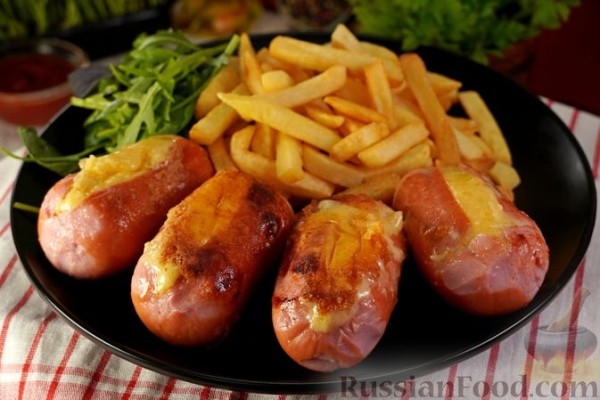 Сосиски, фаршированные сыром, жаренные на сковороде