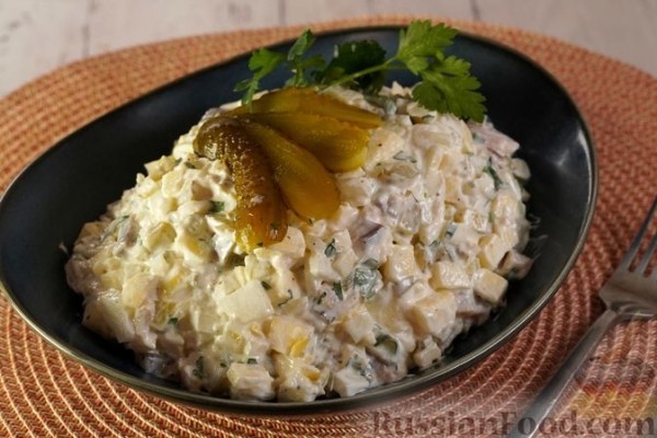 Салат из сельди, яблок и солёных огурцов