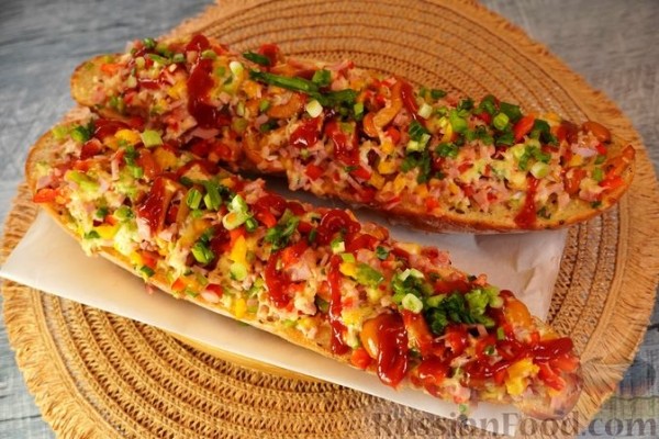 Польский горячий бутерброд с грибами, ветчиной и кукурузой