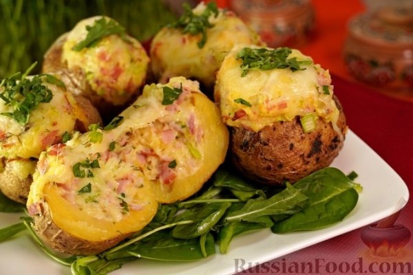 Запечённый картофель, фаршированный ветчиной и сыром