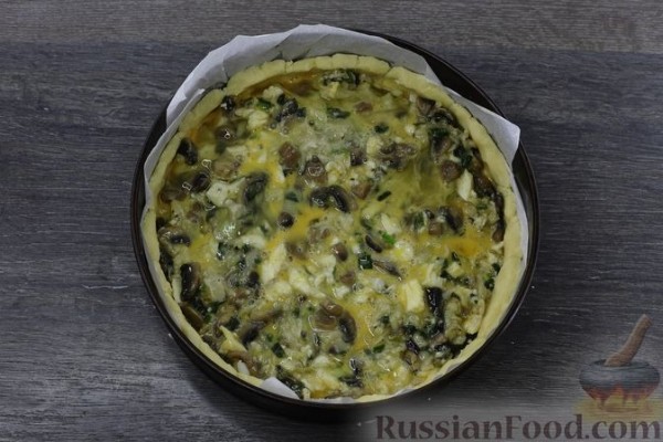 Пирог из рубленого теста с зелёным луком, грибами и сыром