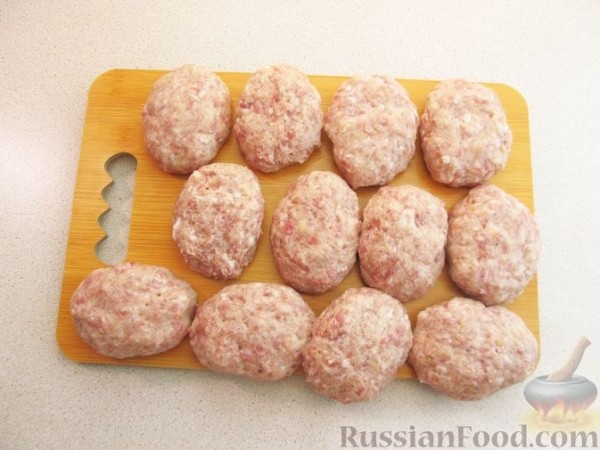 Свиные котлеты, запечённые в томатном соусе