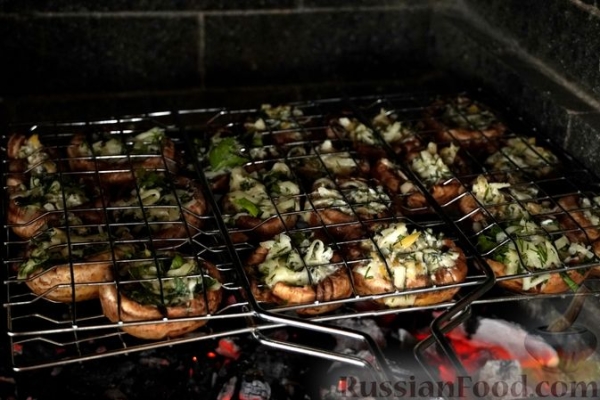 Шампиньоны с сырной начинкой (на мангале)