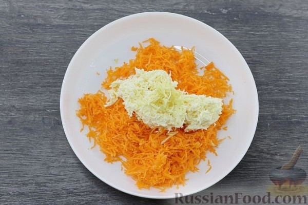 Яйца, фаршированные морковью и плавленым сыром