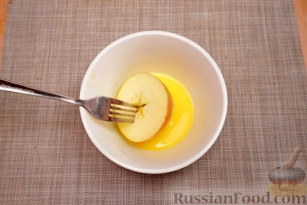 Манное суфле с яблоками и изюмом