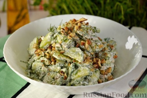 Салат из огурцов с орехами, чесноком и сметаной