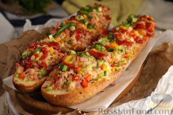 Польский горячий бутерброд с грибами, ветчиной и кукурузой