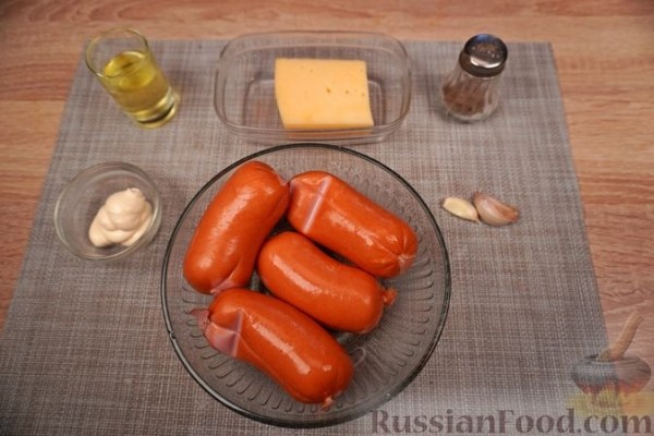 Сосиски, фаршированные сыром, жаренные на сковороде