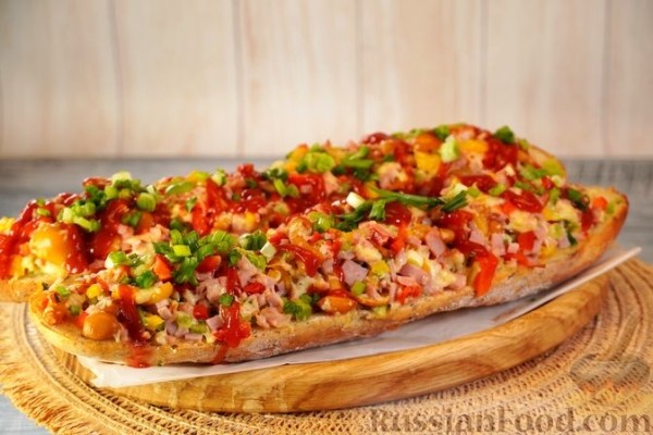 Польский горячий бутерброд с грибами, ветчиной и кукурузой