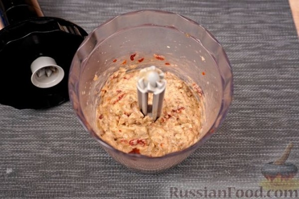 Закуска из запечённых баклажанов, вяленых томатов, тахини и феты, с питой