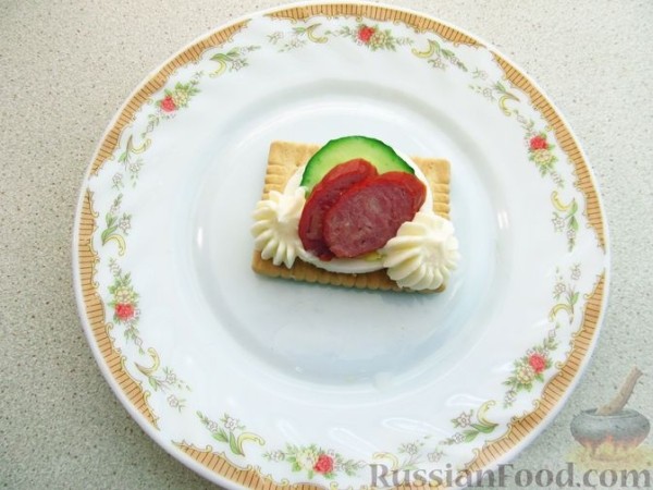 Канапе с огурцами, яйцами и колбасой