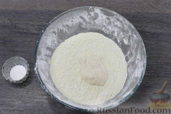Пирог из рубленого теста с зелёным луком, грибами и сыром