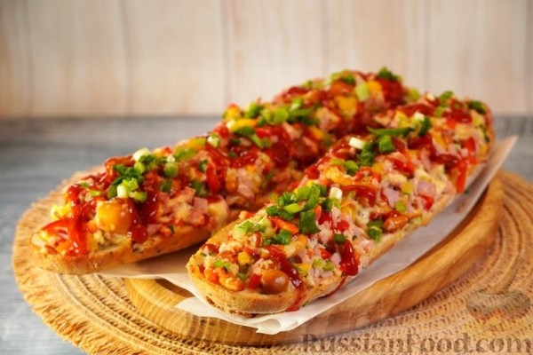 Польский горячий бутерброд с грибами, ветчиной и кукурузой