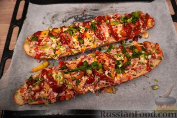Польский горячий бутерброд с грибами, ветчиной и кукурузой