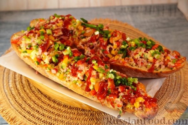 Польский горячий бутерброд с грибами, ветчиной и кукурузой