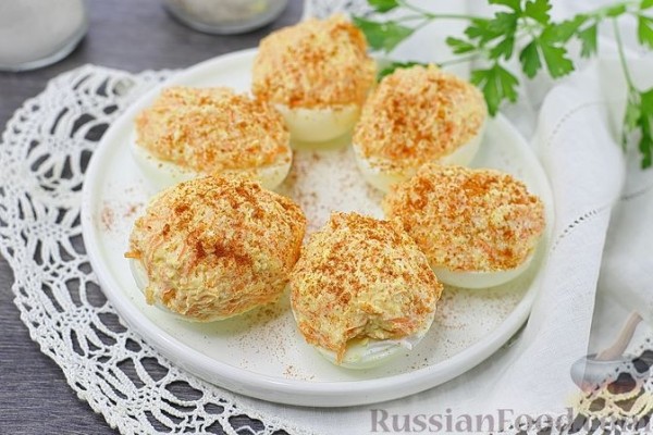 Яйца, фаршированные морковью и плавленым сыром