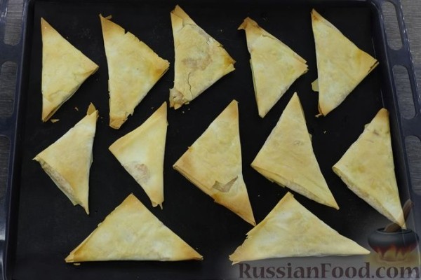 Треугольники из теста фило, с чечевицей