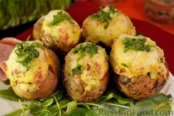 Запечённый картофель, фаршированный ветчиной и сыром