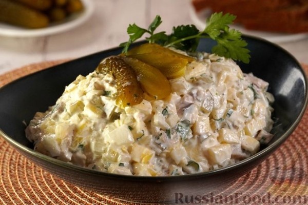 Салат из сельди, яблок и солёных огурцов