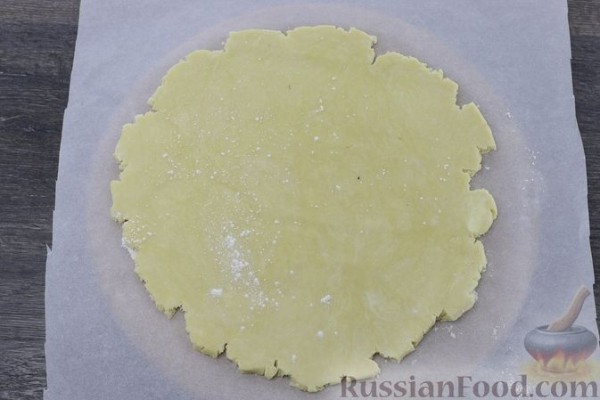 Пирог из рубленого теста с зелёным луком, грибами и сыром