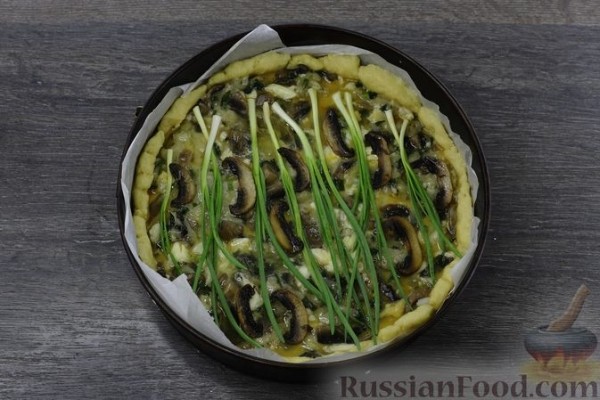 Пирог из рубленого теста с зелёным луком, грибами и сыром