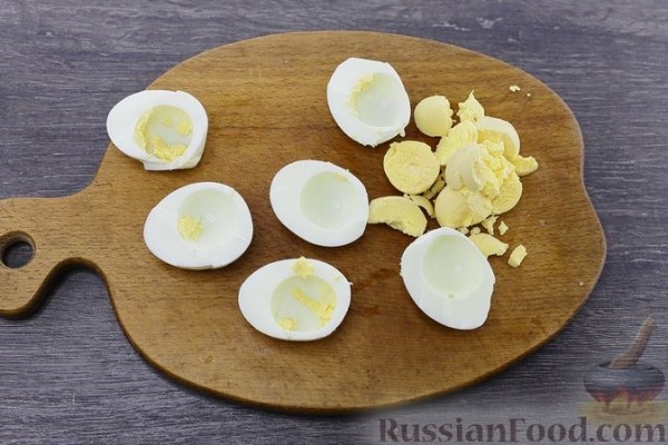Яйца, фаршированные морковью и плавленым сыром
