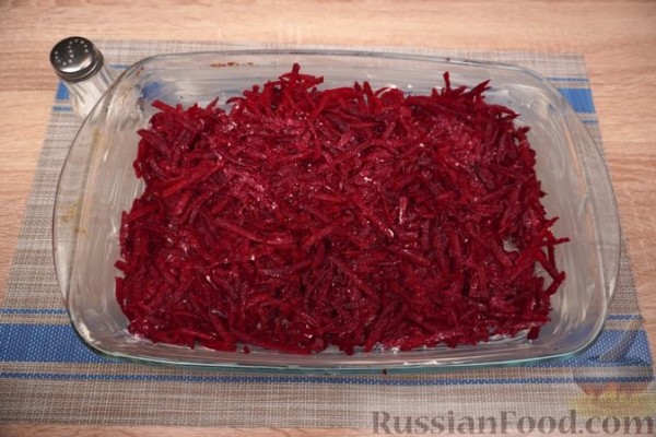 Запеканка со свёклой, капустой, горошком и сельдереем