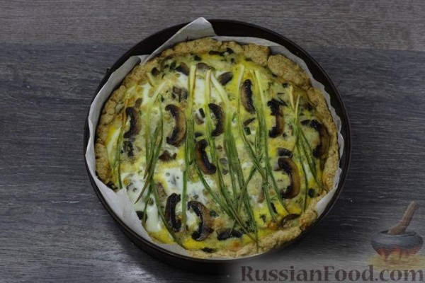 Пирог из рубленого теста с зелёным луком, грибами и сыром