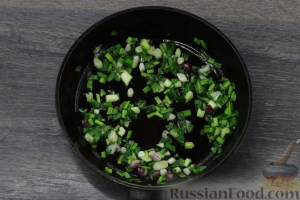 Пирог из рубленого теста с зелёным луком, грибами и сыром