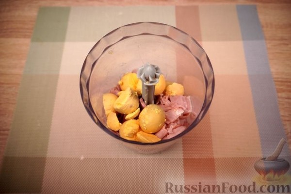 Запечённые яйца, фаршированные ветчиной