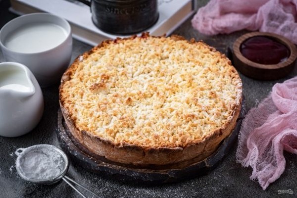 Песочный пирог с творогом и клубничным джемом
