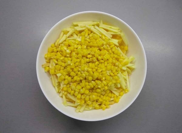 Салат из кальмаров с яблоком и апельсином
