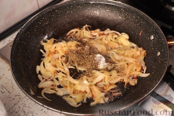 Печень с луком и яблоками по-польски