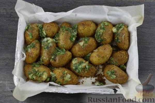Молодая картошка, запечённая в духовке с сухарями