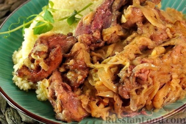 Печень с луком и яблоками по-польски