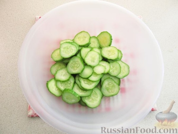 Салат из огурцов, редиса, кукурузы и лука