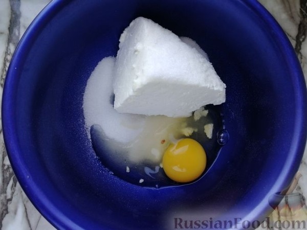 Насыпной пирог с ревенем, творогом и корицей