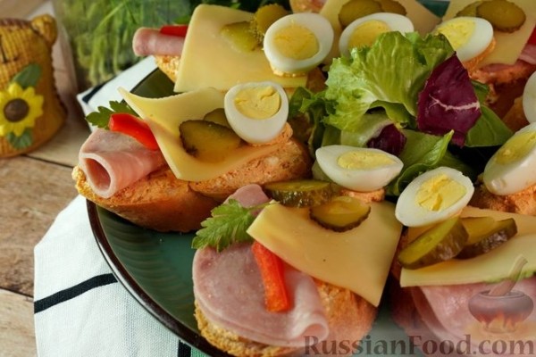 Хлебички (бутерброды с творожной намазкой, ветчиной и сыром)
