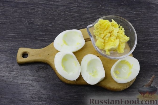 Яйца, фаршированные беконом и помидором