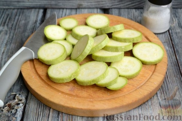 Жареные кабачки с начинкой из колбасы и сыра