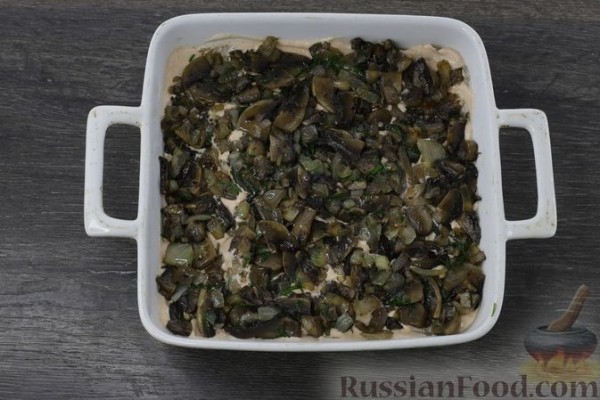 Куриное филе, запечённое с грибами, луком и помидорами