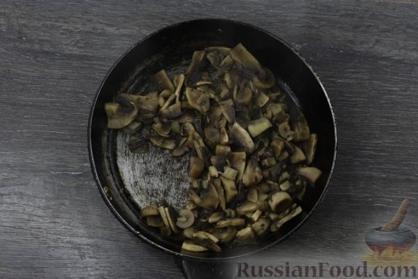 Куриное филе, запечённое с грибами, луком и помидорами