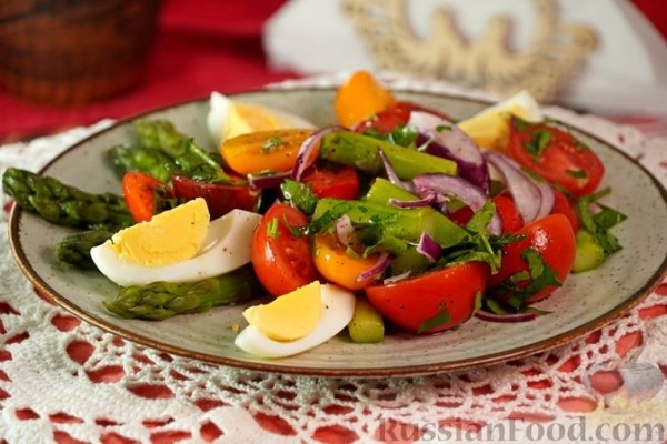 Салат со спаржей по-турецки (Kuşkonmaz Salatası)