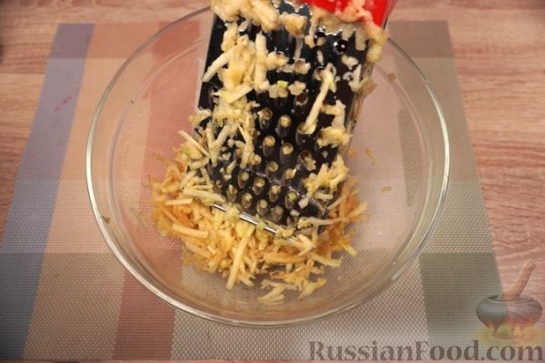 Печень с луком и яблоками по-польски